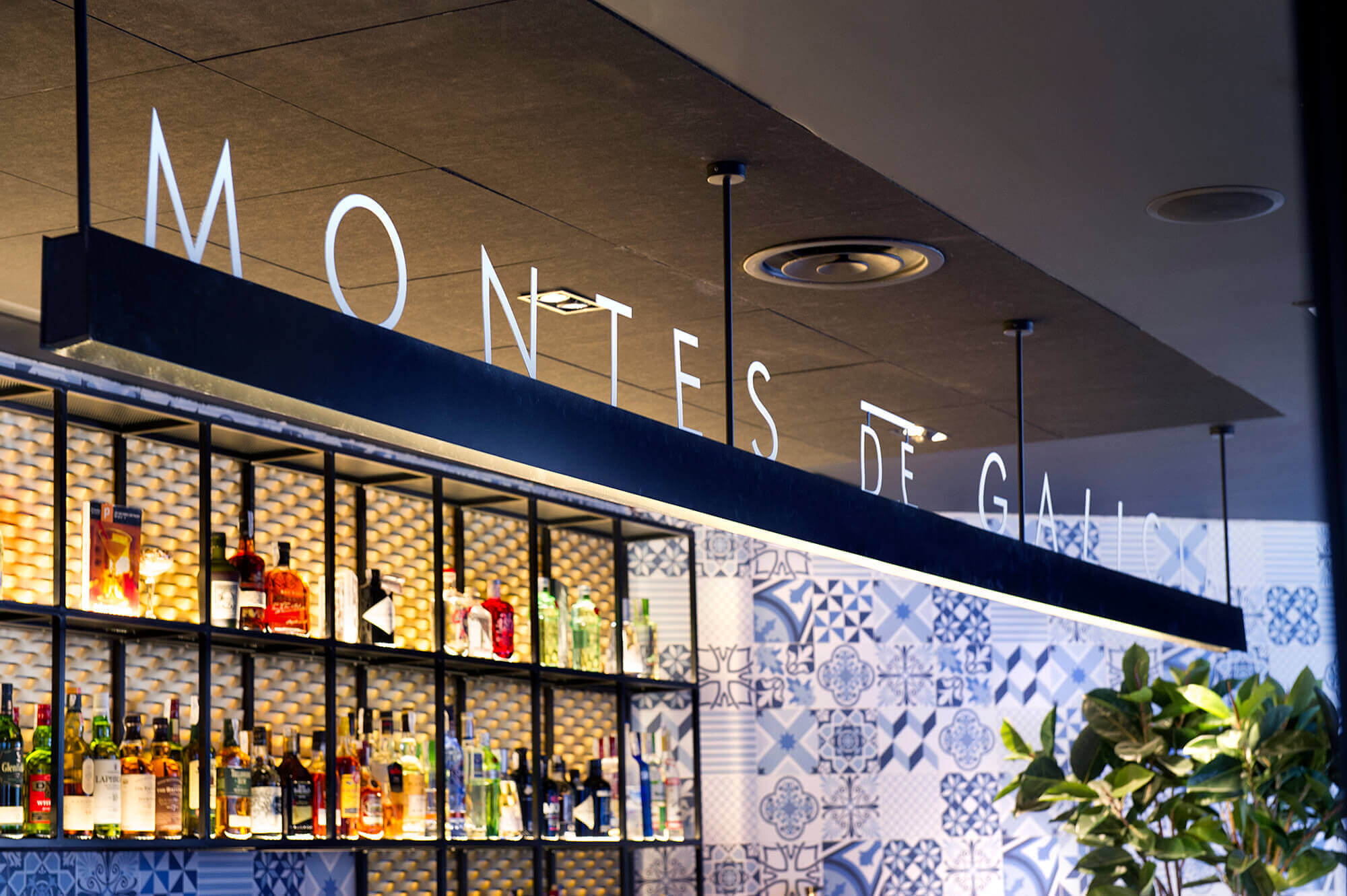 Denys Von Arend decoración Restaurante Montes de Galicia detalle barra bar